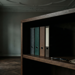 Vier Aktenmappen für Online-Shop-Pflicht-Bausteine im Altbau-Büro