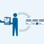 Übergabe eines Software-Pakets zwischen zwei Personen, dahinter Update-Fluss zu einer Reihe von Websites: Sinnbild für einen Plugin-Autorenwechsel als Supply-Chain-Risiko