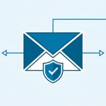 Illustration: Briefumschlag mit Schutzschild und Haken zwischen DNS-Server und Globus – SPF-Eintrag sichert den E-Mail-Versand